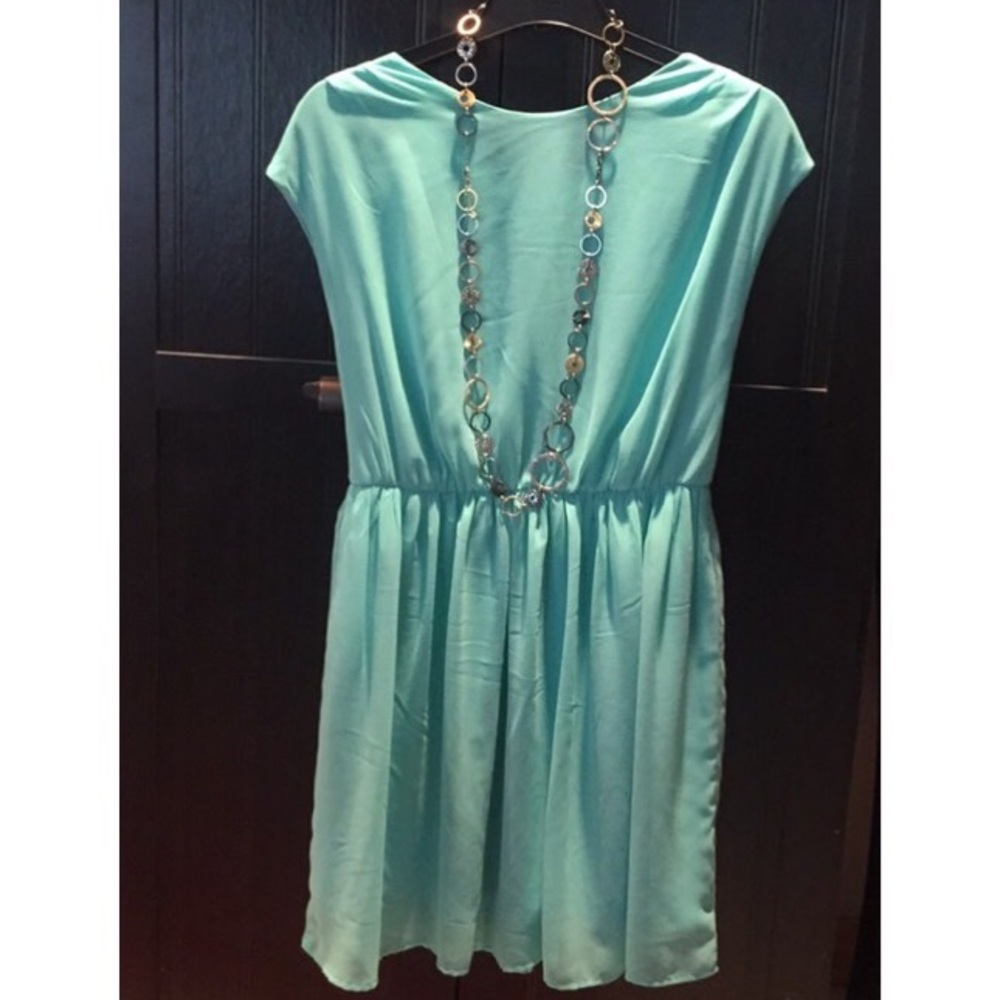 🌺Dress with zippered back and button closure at neck